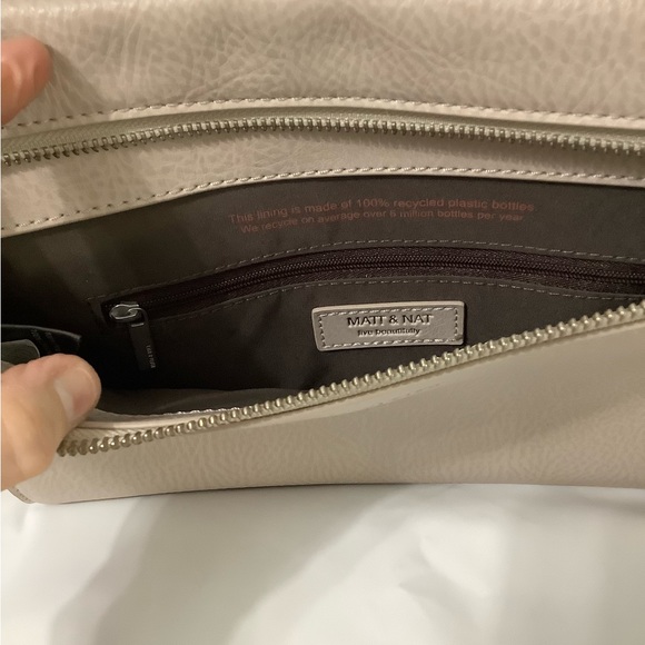 Matt & Nat Sleek recycling bottle vegan leather beige clutch - Picture 3 of 8